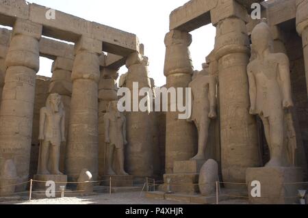 Ägypten. Tempel von Luxor. Erster Hof, bekannt als Ramses II. Neuen Reiches. Theben. Stockfoto