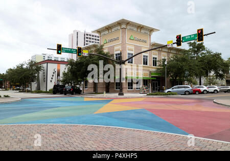 St. Petersburg, Florida, USA, ein Zweig der Regionen Bank mit Blick auf eine bunt bemalte Highway der Innenstadt von St. Petersburg, FL, USA Stockfoto