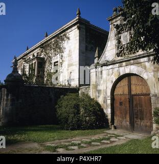 ARTE BARROCO. ESPAÑA. - CASONA Palacio del Marques del SOLAR DE MERCADAL. Propiedad de La Familia Casanueva, fue construido entre los. XVI-XVIII. Vista parcial del PALACIO y de la PORTADA NORTE, de estilo Barroco, decorada con El Escudo de Armas de los Bustamante. ALCEDA. Kantabrien. Stockfoto