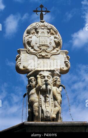 Spanien. Region Murcia. Totana. Barocke Brunnen?? von Juan de Uceta, Pedro Litran und Juan Moreno im Jahre 1753. Durch die Wappen der Stadt und das Kreuz des Orden von Santiago gekrönt. Platz der Verfassung. Stockfoto