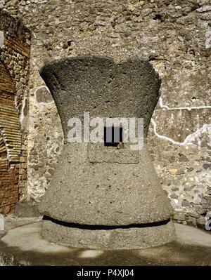 Pompeji. Antike römische Stadt. Bäckerei von Modesto. Mühlsteine hergestellt aus Basaltlava, angetrieben von Esel, um das Korn zu mahlen. Italien. Stockfoto