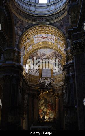 Italien. Rom. Basilika von San Carlo Al Corso. 17. Jahrhundert. Apsis mit Fresko der Hl. Karl unter den Betroffenen durch die Pest, 1677, von Giacinto Brandi (1621-1691). Altarbild, von Carlo Maratta (1625-1713), zeigt den hl. Karl Borromäus und Hl. Ambrosius, in kirchlichen Gewändern, mit Christus, die Jungfrau Maria und Engel, 1685-1690. Stuckarbeiten sind von Giacomo Antonio Fancelli (1619-1671) und Cosimo Fancelli (1620-1688). Stockfoto