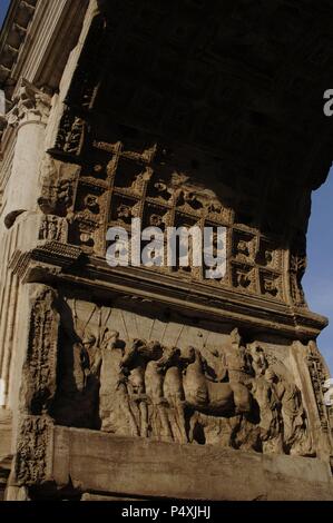 Römische Kunst. Arch von Titus. Im Jahr 81 errichtet die Eroberung des Titus gegen die Juden zu gedenken. Es verfügt über geschnitzten Szenen von der Eroberung und Zerstörung Jerusalems (AD 70). Detail. Via Sacra. Forum Romanum. Rom. Italien. Stockfoto