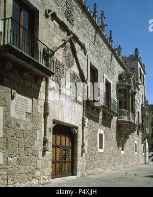 ARTE GOTICO. ESPAÑA. CASA DEL CORDON. Uno de los mejores Ejemplos De la arquitectura Civil de Burgos. Construida entre 1482 y 1492. Las mejores de la fachada. BURGOS. Castilla-León. Stockfoto