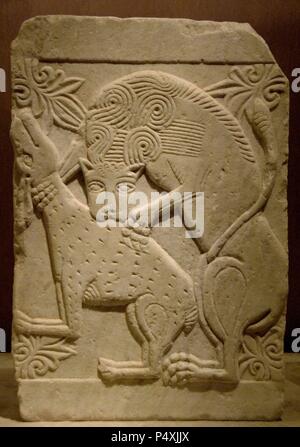 Byzantinische Kunst. Griechenland. Marmorplatte mit einem Relief mit einem Löwen verschlingen ein Reh. Vom Ende des 10. und frühen 11. Jahrhundert. Es kommt von Athen. Das byzantinische Museum. Athen. Stockfoto