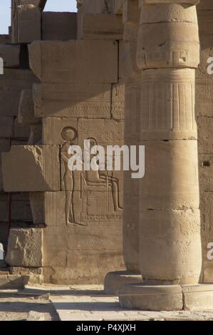 Ramesseum. Relief mit zwei ägyptische Gottheiten, Tefnut, Göttin Löwin und Ptah, Schöpfer Gott. 19. Dynastie. Neuen Reich. Jh. V.CHR. Tal der Könige. Luxor. Ägypten. Stockfoto