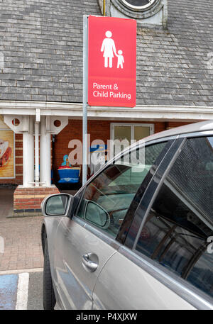 Eltern und Kind parkplatz Schild draußen ein Tesco Supermarkt in Blackpool, Lancashire, Großbritannien Stockfoto
