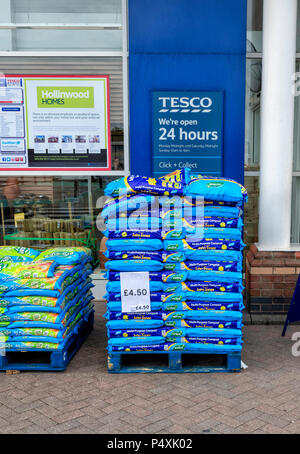 Taschen von John Innes Topferde umsetzen auf einer Palette außerhalb eines Tesco Supermarkt Stockfoto