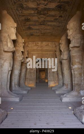 Ägyptische Kunst Großen Tempel von Ramses II (1290-1224 v. Chr.). Grabkunst Tempel in den Fels gehauen. Blick aus dem ersten Raum, mit acht Statuen von Ramses II. als der Gott Osiris. Abu Simbel. Ägypten. Stockfoto