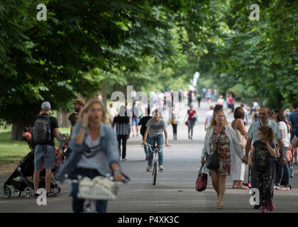 Menschen im Regents Park in London, während die vorhergesagte warme Wetter. Stockfoto