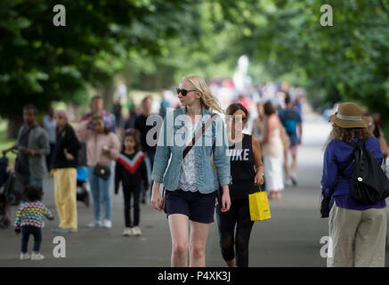 Menschen im Regents Park in London, während die vorhergesagte warme Wetter. Stockfoto