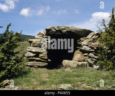 ARTE PREHISTORICO. EDAD METALES. ESPAÑA. DOLMEN DE TURBIAS. Monumento megalítico, situado a Unos 1.200m.de altitud en El Serrat De Turbiàs. Provincia de Lleida. Comarca del Alt Urgell. Cataluña. Stockfoto