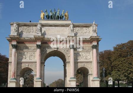 Neoklassizistische Kunst Bogen des Sieges des Carrousel (Arc der Triomphe du Carrousel). Napoleon Bonaparte bestellt, um es zu bauen in conmemoration seiner militärischen Siege (1805). Wurde zwischen 1806-1808 von dem Architekten Denon gebaut. Paris. Frankreich. Europa. Stockfoto