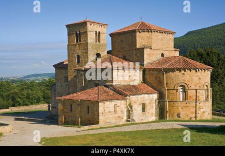 ARTE ROMANICO. ESPAÑA. COLEGIATA DE SANTA CRUZ DE CASTAÑEDA. S. XII. Sufrió modificaciones posteriores. Vista seitliche con el ábside principal Rundschreiben y la Torre, levantada al Sur. Socobio (Municipio de Castañeda). Comarca del Pas-Miera. Kantabrien. Stockfoto