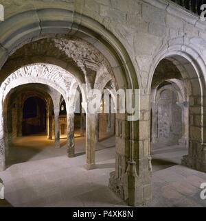 ARTE ROMANICO. ESPAÑA. S. XI. CATEDRAL de Roda de Isabena. El Templo fue edificado Entre 1056 y 1067 siguiendo El Estilo Lombardo imperante en Cataluña. Vista de la CRIPTA donde se Alberga el Sepulcro de San Ramón. ISABENA. Estado de Huesca. Aragón. Stockfoto