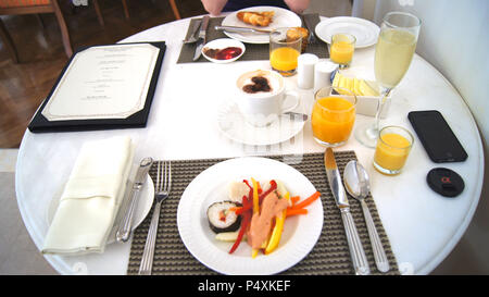 PULAU Langkawi, Malaysia - APR 4 2015: Leckeres Frühstück für zwei Personen in einem luxuriösen Hotel Restaurant serviert Stockfoto