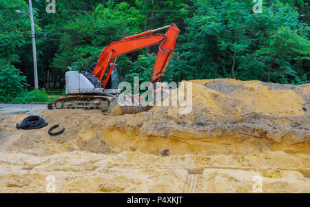 Bagger für die Erstellung der Baugrube für das Fundament einer Wohnanlage Stockfoto