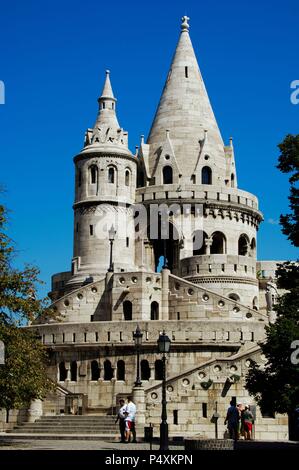 Ungarn. BUDAPEST. Anzeigen von Fisherman's Bastion, von Frigyes Schlek im neo-romanischen Stil im späten 19. Jahrhundert. Es besteht aus sieben Aussichtstürme in Erinnerung an die sieben magyarischen Stämme Gründer von Ungarn in 896. Von der UNESCO zum Weltkulturerbe erklärt. Stockfoto