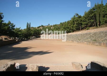 Griechische Kunst. Delphi. Archäologische Seite im vallery von phocis. Heiligtum der delphischen Orakel der guten Apollo. Blick auf die Berge - top Stadium, für die Pythischen Spiele verwendet. Zentral Griechenland Region. Griechenland. Europa. Stockfoto