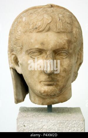 Tiberius (Tiberius Julius Caesar) (Rom, C. 42 v. Chr. - Misena, 37 AD). Römischer Kaiser (12-37) der Patrizier. Es wurde von Augustus, der gab ihm sein Nachfolger angenommen. Marmorbüste. Museum der Bildenden Künste Budapest. Ungarn. Stockfoto