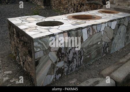 Italien. Pompeji. Marmor Zähler Thermopolium. Kampanien. Stockfoto