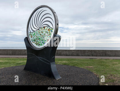 Seaton Carew, Hartlepool, UK. Eine neue Skulptur aus Stahl und Glas und "Wellen" des Künstlers, Stuart Langley, hat vorgestellt worden. Stockfoto