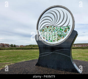 Seaton Carew, Hartlepool, UK. Eine neue Skulptur aus Stahl und Glas und "Wellen" des Künstlers, Stuart Langley, hat vorgestellt worden. Stockfoto