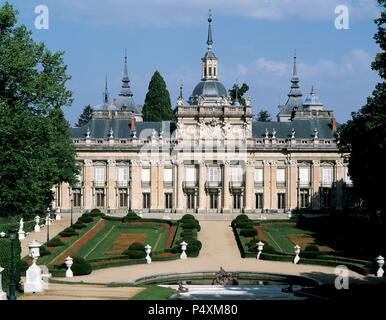 ARTE Siglo XVIII. ESPAÑA. (PATRIMONIO NACIONAL) La Granja de San Ildefonso. Antiguo Enklave monacal en el que Felipe V levantó, en el año 1724, un lujoso Palacio. Los Jardines, Proyectados por CARLIER y BOUTELOU, siguen El esquema de la jardinería Francesa aunque con influencia Italiana. Vista allgemeine del Palacio Real (1721-1723). Provincia de Segovia. Castilla-León. Stockfoto