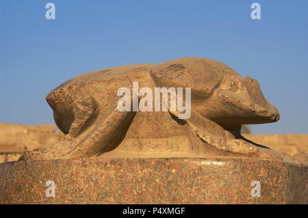 Ägyptische Kunst Heilige Käfer. Riesige Statue, gebaut von Pharao Amenophis III (Imenhetep III). Khepri darstellt, Gott von Sunrise. Heilige See. Tempel von Karnak. Um Luxor. Dynasty XVIII. Neuen Reich. Stockfoto