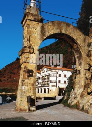 Spanien. Baskisches Land. Pasaia. Tor der alten Stadtmauer. Stockfoto