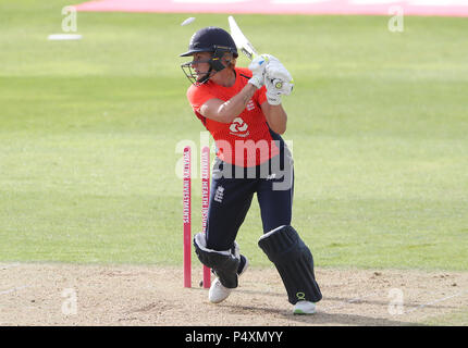 England's Katherine Hauptlast wird durch Neuseelands Sophie Devine während des T20 Tri Reihe passen an die Grafschaft Boden gerollt. Stockfoto