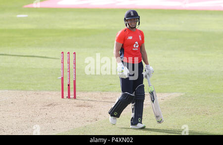 England's Katherine Hauptlast wird durch Neuseelands Sophie Devine während des T20 Tri Reihe passen an die Grafschaft Boden gerollt. Stockfoto