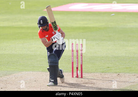 England's Amy Jones wird durch Neuseelands Sophie Devine während des T20 Tri Reihe passen an die Grafschaft Boden gerollt. Stockfoto