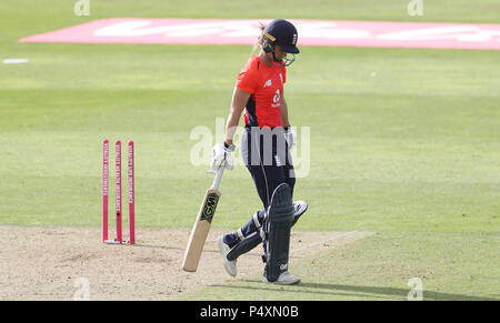 England's Amy Jones wird durch Neuseelands Sophie Devine während des T20 Tri Reihe passen an die Grafschaft Boden gerollt. Stockfoto