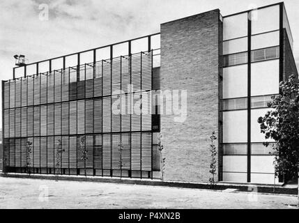 S.E.A.T. Factory in Barcelonas Zona Franca. Labor. Hintere Fassade. "Zeitschrift für Architektur", Nr. 49. National Library. Madrid. Stockfoto