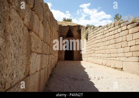 Mykenische Zivilisation. Mykene. Treasury von Atreus oder Grab von Agamemnonis "Tholos". Eingang zum Grab Grab. Um 1250 v. Chr. erbaut. Peloponnes. Griechenland. Europa. Stockfoto