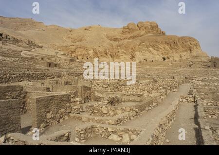 Tal der Handwerker. Ruinen von Set Maat Siedlung, die Heimat der Handwerker, die auf den Gräbern im Tal der Könige in der 18. bis 20 Dynastien gearbeitet. Neuen Reich. Deir el-Medina. Ägypten. Stockfoto