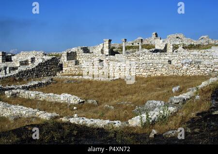 Frühe christliche Kunst Byllis archäologischen Stätte. Die Ruinen der Kathedrale, die in IV Jahrhundert N.chr. erbaut Im fünften Jahrhundert wurde das Atrium und der Galerie hinzugefügt. Republik Albanien. Stockfoto