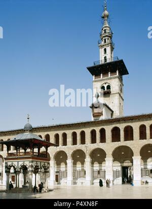 Syrien. Große Moschee von Damaskus. Innenhof mit Waschungen Springbrunnen in der Mitte und das Minarett der Braut. 8. Jahrhundert. Stockfoto