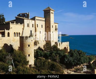 CATALUÑA. TAMARIT. Vista del CASTILLO DE TAMARIT, renovado por Charles Deering a partir de 1916, bajo la Dirección de Ramón Casas y Joan Ruíz. Comarca del Tarragonès. Estado de Tarragona. España. Stockfoto