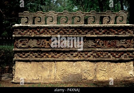 Präkolumbische Kunst. Tula. Coatepantli oder Schlange wand. Toltec Zivilisation. Post-Classic Zeitraum. 900-1200 A.C. Zurück Der Tempel des Quetzalcoatl. Museum der Anthropologie. Mexiko. Stockfoto