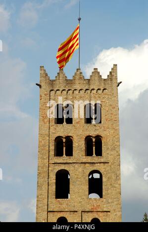 ARTE ROMANICO. ESPAÑA. MONASTERIO DE SANTA MARIA DE RIPOLL. La Iglesia fue consagrada por el abad Oliva en el año 1032. S. XI. Las mejores del Campanario, de estilo románico Lombardo, remodelado en su parte Superior en el S. XIX. Ripoll. Comarca del Ripollès. Provincia de Girona. Cataluña. Stockfoto