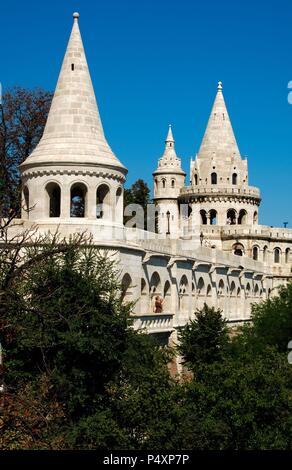 Ungarn. BUDAPEST. Anzeigen von Fisherman's Bastion, von Frigyes Schlek im neo-romanischen Stil im späten 19. Jahrhundert. Es besteht aus sieben Aussichtstürme in Erinnerung an die sieben magyarischen Stämme Gründer von Ungarn in 896. Von der UNESCO zum Weltkulturerbe erklärt. Stockfoto