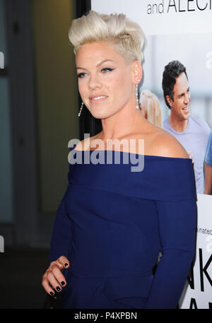 Alecia Moore - Rosa anreisen, vielen Dank für die gemeinsame Nutzung von Premiere Arclight Theater in Los Angeles. a Alecia Moore - Rosa 123 - - - - - - - - - - - - - Red Carpet Event, Vertikal, USA, Filmindustrie, Prominente, Fotografie, Bestof, Kunst, Kultur und Unterhaltung, Topix Prominente Fashion/Vertikal, Besten, Event in Hollywood Leben - Kalifornien, Roter Teppich und backstage, USA, Film, Stars, Film Stars, TV Stars, Musik, Promis, Fotografie, Bestof, Kunst, Kultur und Unterhaltung, Topix, drei Viertel, vertikal, eine Person aus dem Jahr 2013, Anfrage tsuni @ Gamma- Stockfoto