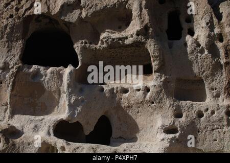 USA. Bandelier Nationalmonument. Anasazi Kultur, ancêtrales Pueblo-Indianer. Cliff Dwellings. Bundesstaat New Mexico. Stockfoto