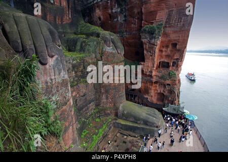 Touristen besuchen Leshan Giant Buddha (713-803). In eine Klippe des Mount Lingyun geschnitzt. Provinz Sichuan. China. Stockfoto