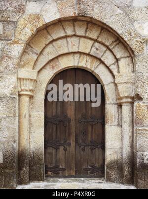 ARTE ROMANICO. ESPAÑA. MONASTERIO DE LEIRE. Las mejores de una Portada de la Iglesia DE SAN SALVADOR DE LEIRE, iniciada en el siglo XI. Leire. Navarra. Stockfoto