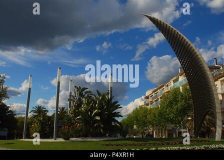 CATALUÑA. CAMBRILS. Vista parcial de la localidad. En primer plano, la obra" ein TOTA VELA (A TODA VELA)', escultura de Acero Aluminium-teile, inaugurada en el año y que Vertreter una Gran vela 2008 enrejada. Es obra del Escultor e Ingeniero español José Angel Merino López (Larve, Jaén, 1961). Se encuentra en el Paseo Marítimo (Passeig Marítim) y está orientada hacia El Puerto de La población. S. XXI. Comarca Del Baix Camp. Estado de Tarragona. Stockfoto