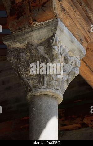 ARTE ROMANICO. ESPAÑA. CATEDRAL DE JACA. Templo del románico s. Xi. CAPITEL Del Siglo XI labrado por el MAESTRO DE JACA o también llamado MAESTRO ESTEBAN. En se aparece el PAPA SIXTO II (M440) bendiciendo, con la Biblia abierta. Formaba parte de los capiteles del antiguo Claustro. Ubicado en La Fachada meridionale de la Catedral. Estado de Huesca. Aragón. Stockfoto