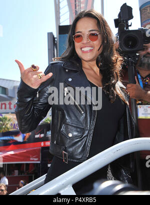 Michelle Rodriguez am Turbo-Charged Partei und lassen Sie sich überraschen Konzert im Nokia Plaza in Los Angeles. a Michelle Rodriguez 05 - - - - - - - - - - - - - Red Carpet Event, Vertikal, USA, Filmindustrie, Prominente, Fotografie, Bestof, Kunst, Kultur und Unterhaltung, Topix Prominente Fashion/Vertikal, Besten, Event in Hollywood Leben - Kalifornien, Roter Teppich und backstage, USA, Film, Stars, Film Stars, TV Stars, Musik, Promis, Fotografie, Bestof, Kunst, Kultur und Unterhaltung, Topix, drei Viertel, vertikal, eine Person aus dem Jahr 2013, Anfrage tsuni @ Gamma-U Stockfoto